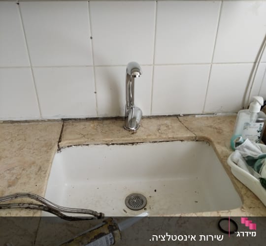 כיור עם ברז, צינור וכלי איטום
